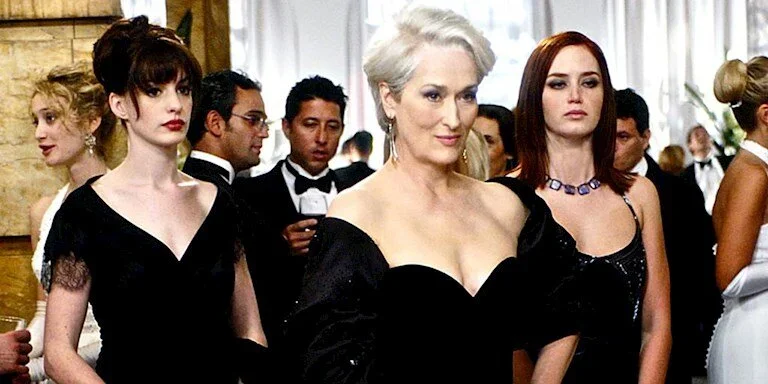 ANNE HATHAWAY FAVORİ ‘DEVIL WEARS PRADA’ KOSTÜMÜNÜ AÇIKLADI