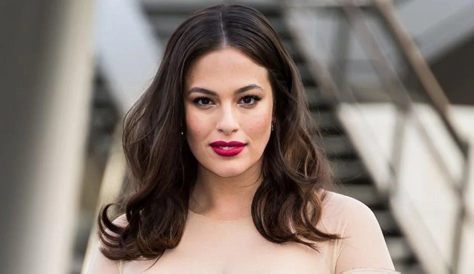 Büyük vücut model Ashley Graham hamile!