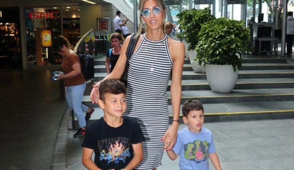 Çağla Şıkel oğullarıyla bir arada tatilde!