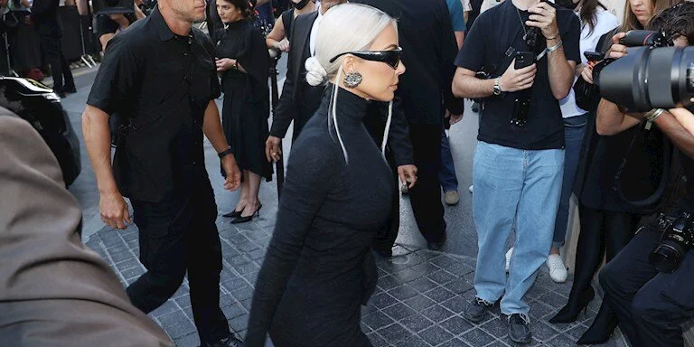 DUA LIPA, KIM KARDASHIAN VE NICOLE KIDMAN BALENCIAGA COUTURE PODYUMUNDA
