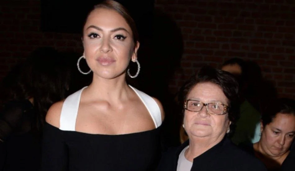 Hadise ve annesinden enteresan bayram pozları