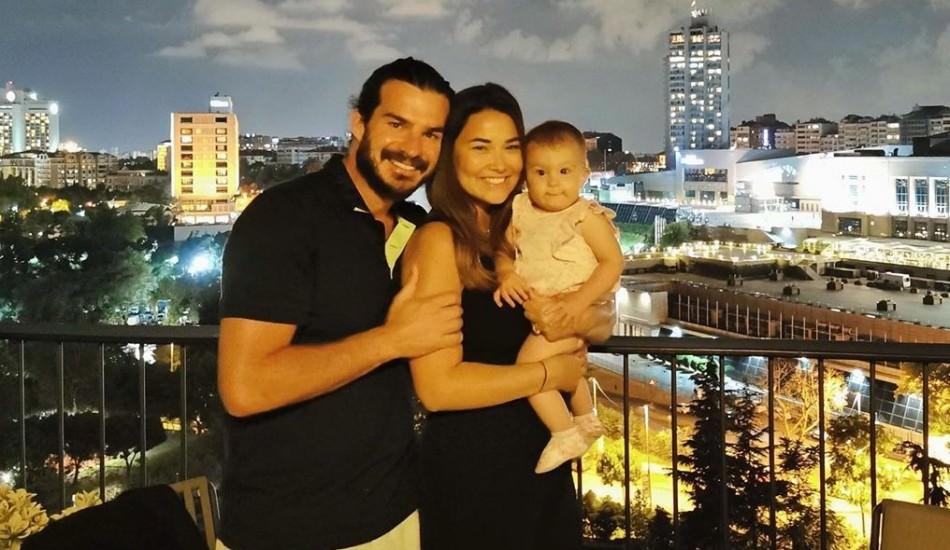 Hakan ve Gizem Hatipoğlu çiftinden memnunluk pozu