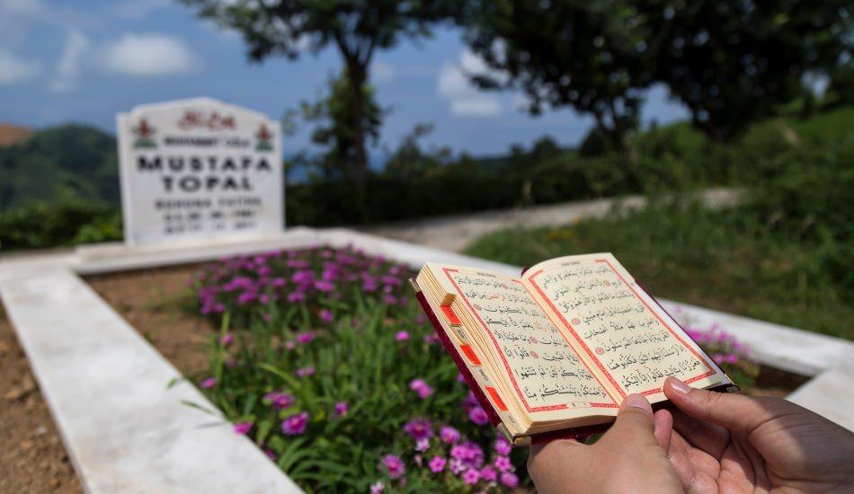 Kabir ziyareti duası nedir? Mezarlıkta hangi dualar okunur? Mezara çiçek ekmek…