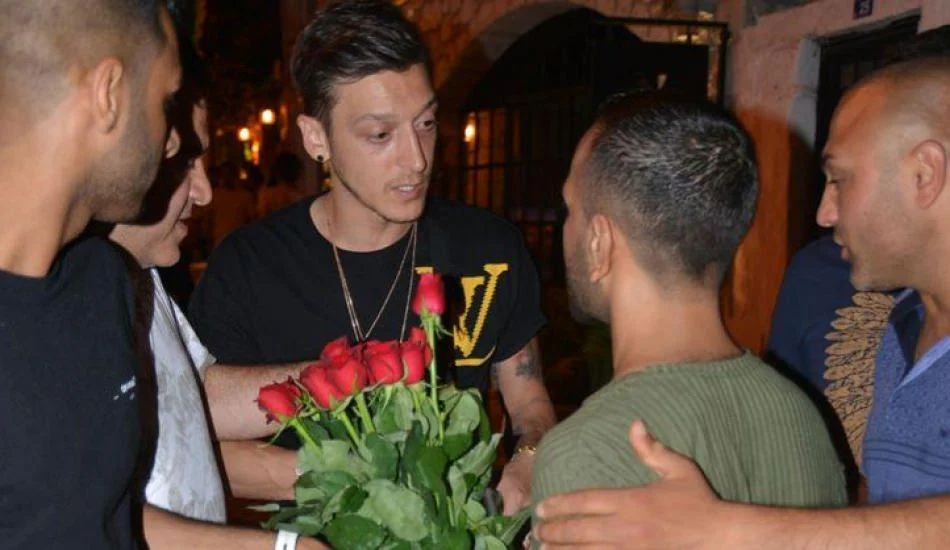 Mesut Özil’den seyyar satıcılara sert reaksiyon