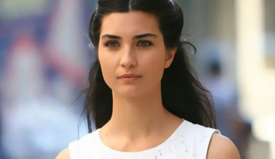 Tuba Büyüküstün Afrikalı saçlarıyla dikkat çekti! İşte yeni imajı…