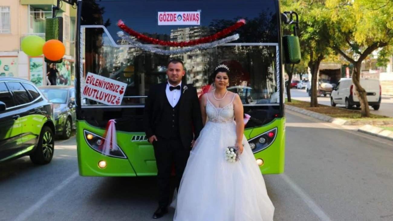 Kullandığı otobüs gelin arabası oldu! Çift birlikte kent tipi attı