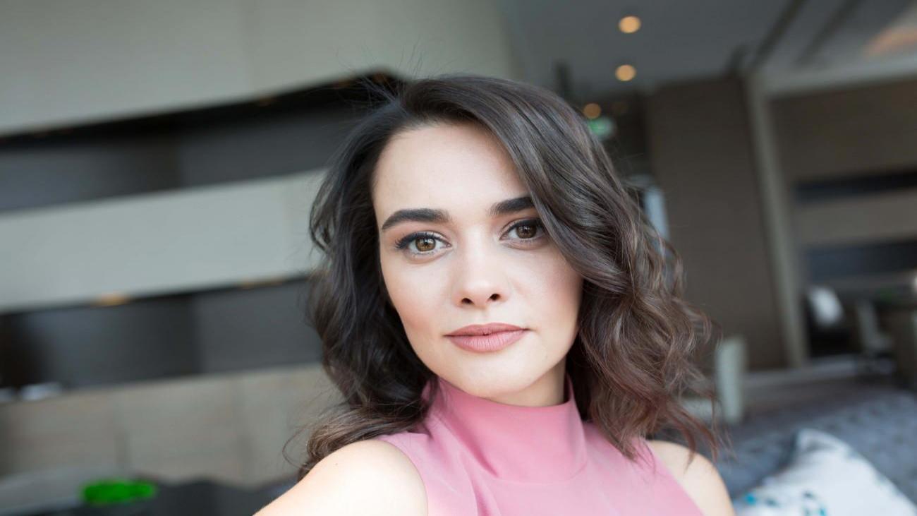 Hande Soral uyumayan bebeğini tek ayak üstünde bakın nasıl uyuttu!