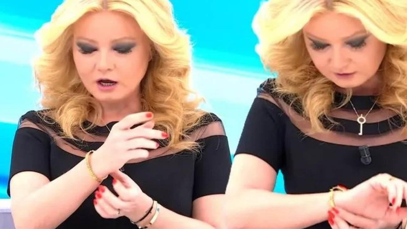 Müge Anlı’ya canlı yayında altın bilezik geldi! Koluna takmaya çalışınca…
