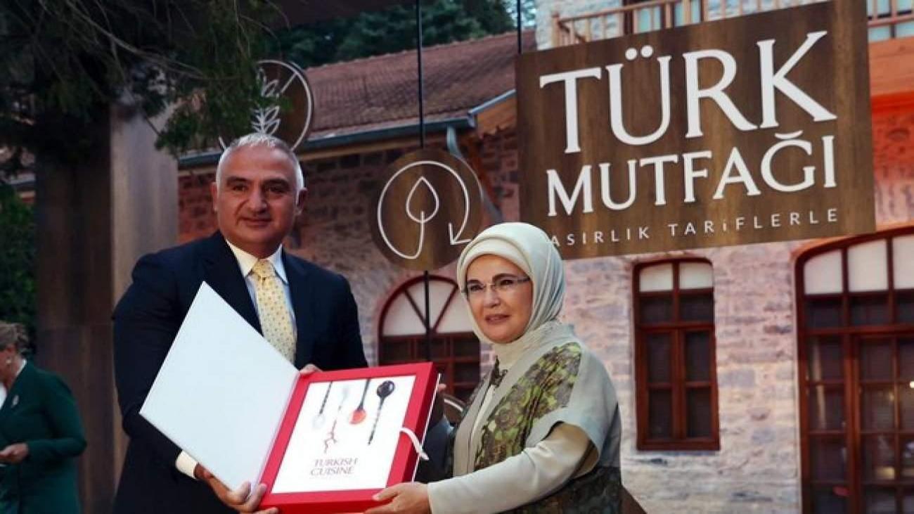 Emine Erdoğan’ın nezaretinde yayımlanmıştı! Asırlık Tanımlarla Türk Mutfağı kitabı 2 kısımda…