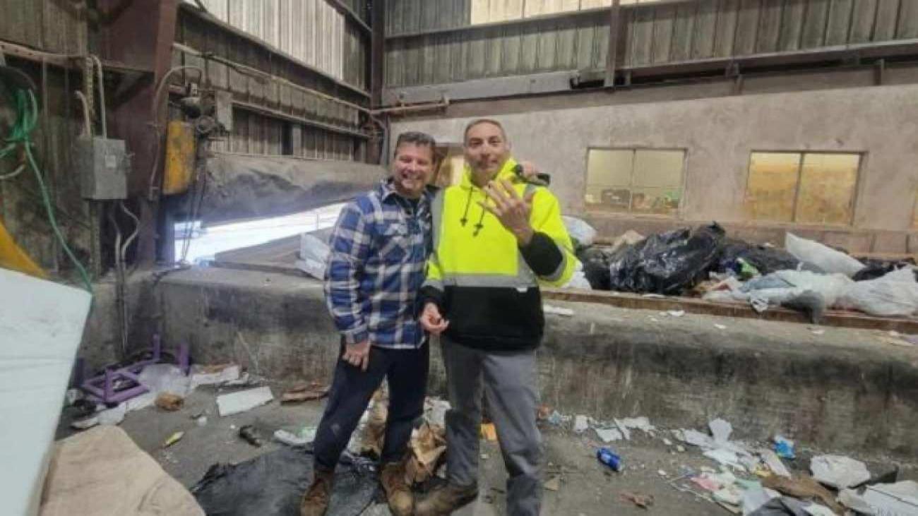 Eşinin elmas yüzüklerini arıyordu! 20 ton çöpün ortasında buldu…