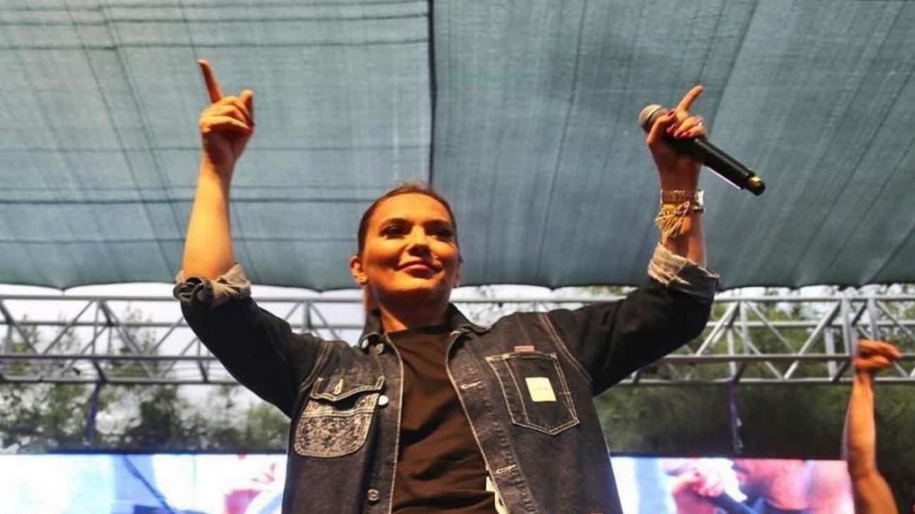 AK Parti’nin İzmir mitinginde Demet Akalın’dan sürpriz konser!
