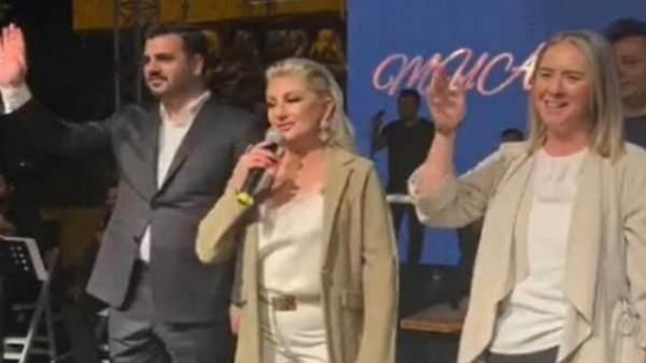 İzmir’de AK Parti’den miting havasında konser! Muazzez Ersoy Durmak yok, yola devam” dedi